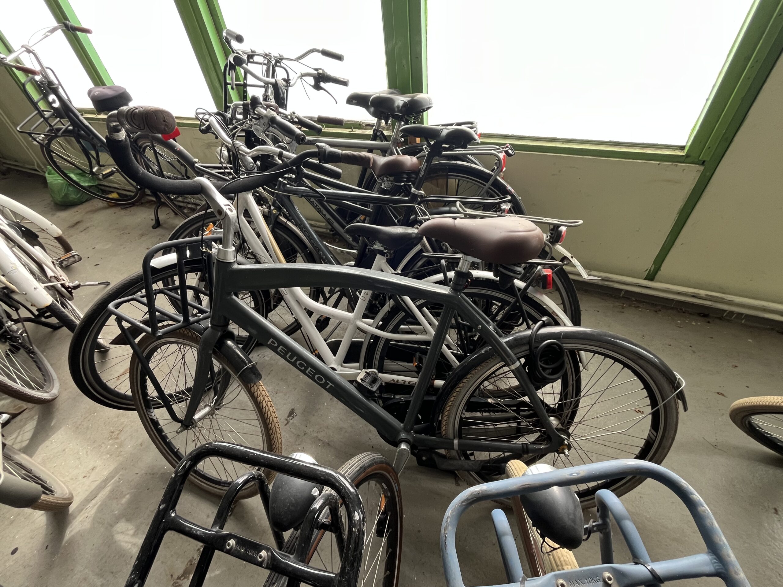 E-bikes en stadsfietsen in de winkel