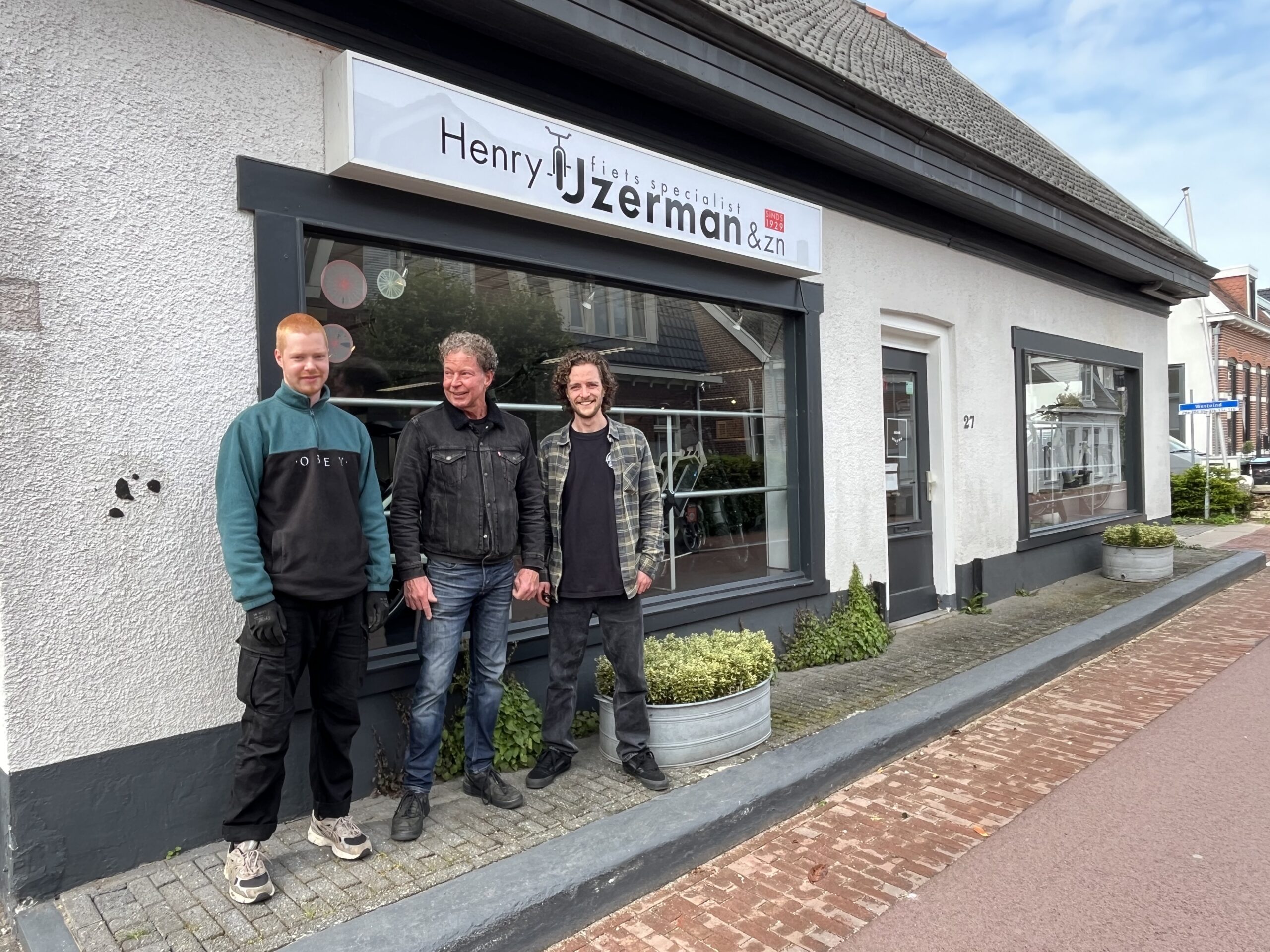 Bram, Henry en Lars IJzerman voor de fietsenwinkel in Papendrecht